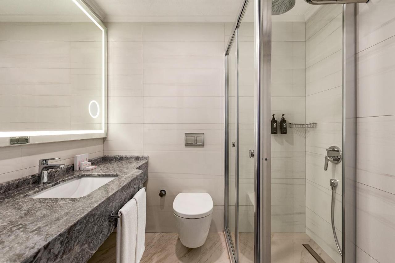 Отель Ramada By Wyndham Istanbul Umraniye Экстерьер фото