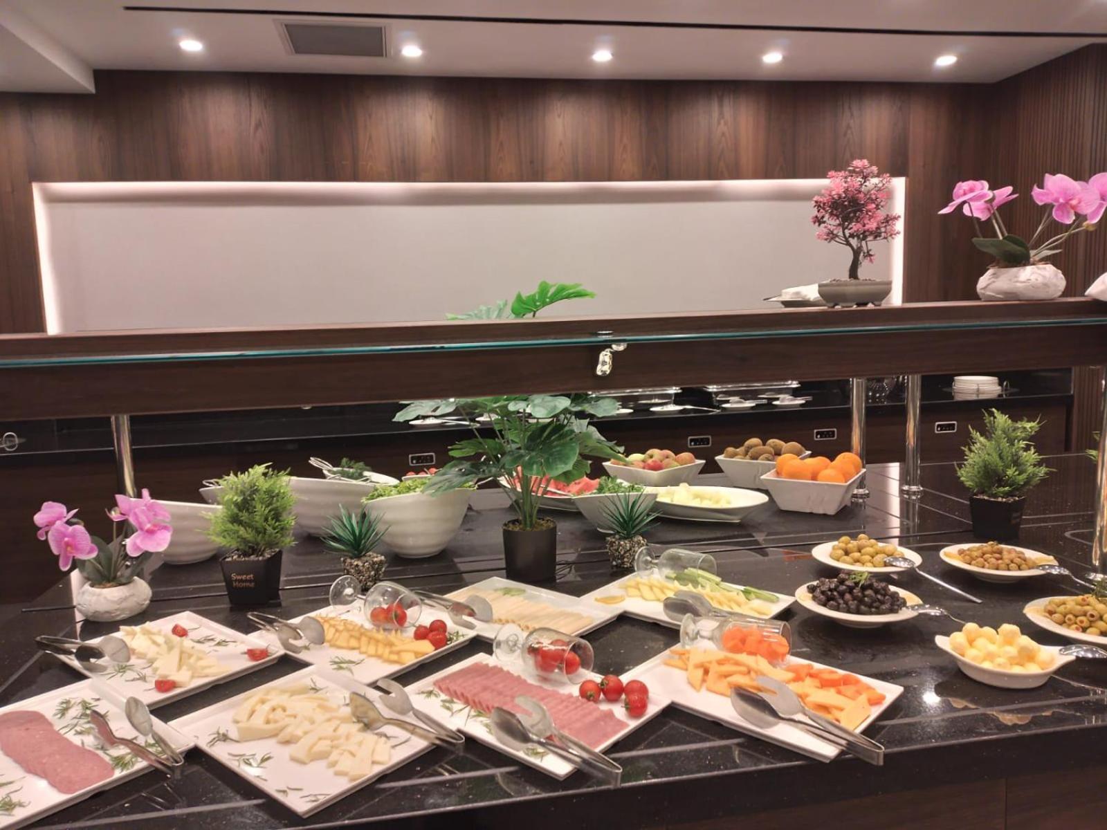 Отель Ramada By Wyndham Istanbul Umraniye Экстерьер фото